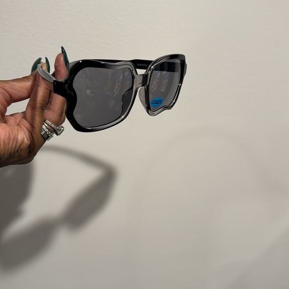 Sunnies - Picture 7 of 10